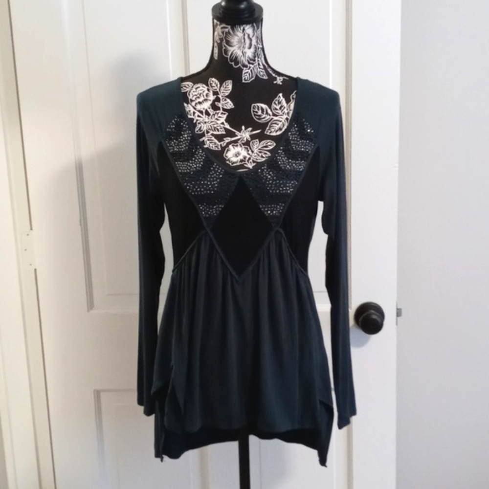 🆕️ 🖤BKE Boutique🖤 - Green Beaded Stretch L/S Top